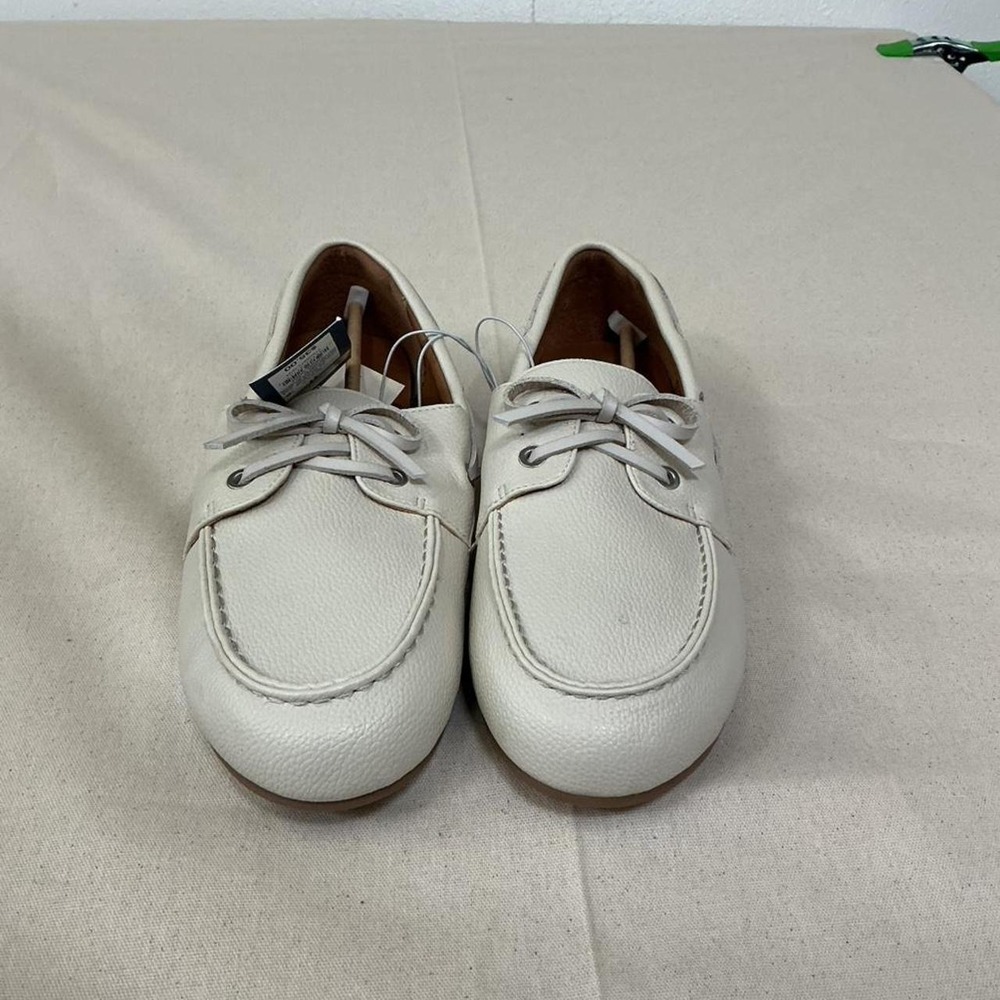 Universal Threadโ white boat shoes